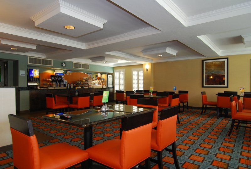 Holiday Inn Express Hotel & Suites