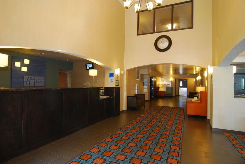 Holiday Inn Express Hotel & Suites